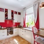 Acentos rojos en un interior blanco.