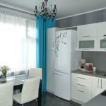 La combinación de paredes grises y muebles blancos.