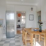 Mesa y sillas de madera en la cocina.