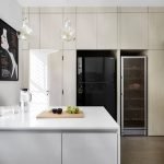 Cocina blanca electrodomésticos negros