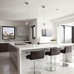 Cocina gris con paredes blancas.