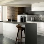 Techo blanco con vigas de color beige