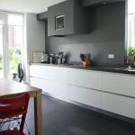 Cocina gris y blanca