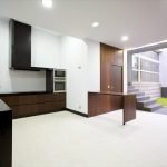 Cocina negra con fachadas marrones