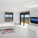 TV frente a la cama