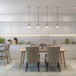 Sillones y sillas de tela beige.