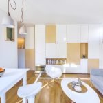 Sofá gris en un interior blanco.