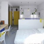 Puerta amarilla en un interior blanco.