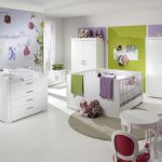 Color blanco en el diseño de la habitación de los niños.