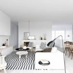 Alfombra en blanco y negro en el piso de la habitación.