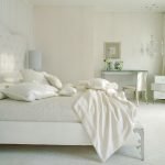 Cama con sábanas blancas