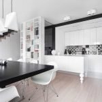 La combinación de blanco y negro en el diseño de la cocina.