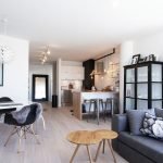 Tonos de negro en el diseño de una habitación blanca.