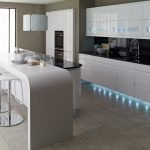 Iluminación de cocina blanca