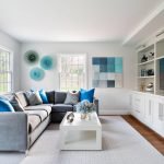 Salón en colores blanco y turquesa.