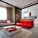 Sofá rojo en la sala de estar