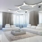 Cortinas marrones en el interior.