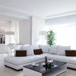 Sofá rinconera con cojines blancos y marrones