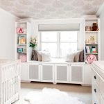 Muebles blancos en el interior de una habitación infantil.