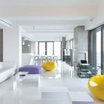 Sillones amarillos en una sala blanca