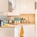 Cocina blanca con color beige
