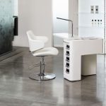 Mesa blanca y silla de trabajo
