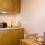 Pequeña cocina debajo del arbol