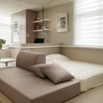 Cama al lado del escritorio