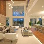 Zonificación de una habitación grande con muebles e iluminación.