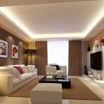 Muebles tapizados en blanco en el interior.