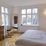 Dormitorio con dos ventanas.