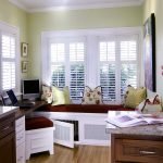 Alféizar de la ventana del sofá en la habitación para un adolescente