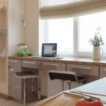 Alféizar de la ventana como escritorio en el dormitorio para dos niños