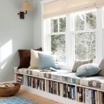 Almacenamiento de libros debajo del sofá de la ventana