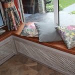 Almohadas de colores en el alféizar de la ventana