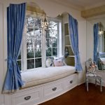 Cortinas azules en la ventana