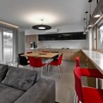 Forjar con elementos interiores rojo-negro