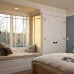 Alféizar de la ventana en el dormitorio en colores beige