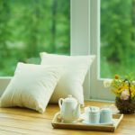 Espaciado con instrumentos de té en el alféizar de la ventana.