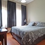 Espejo junto a la cama