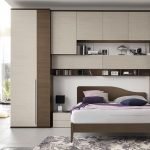 Estantes sobre la cama