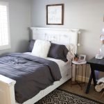 Cama pequeña junto a la ventana