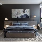 Sillón junto a la mesa