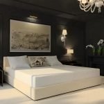 Cama blanca en el dormitorio oscuro