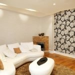 Muebles tapizados en blanco en la sala de estar