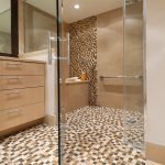 Baño con azulejos de mosaico marrón
