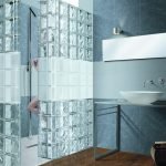 Bloques de vidrio en un diseño de baño
