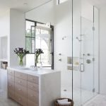 Cómoda en el interior del baño.