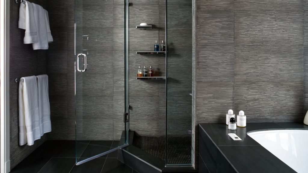 ห้องน้ำในชุดดำ