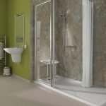 Baño en colores beige y verde.